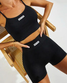 ست ورزشی نیمتنه وشورتک سو یئت بیبی - لباس باشگاهی زنانه با جنس سیملس.مناسب باشگاه و ورزش روزانه